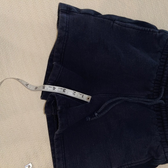 Aritzia Tna Boyfriend 5” cozy fleece sweat shorts - Picture 9 of 9